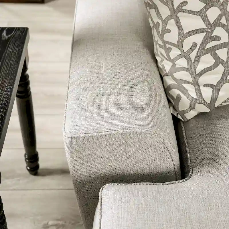 Canapé 3 places en tissu gris clair avec clous décoratifs et coussins décoratifs, style transitionnel