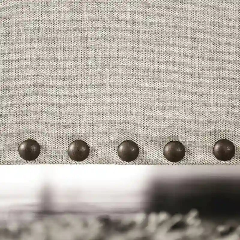Canapé 3 places en tissu gris clair avec clous décoratifs et coussins décoratifs, style transitionnel