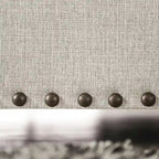 Canapé 3 places en tissu gris clair avec clous décoratifs et coussins décoratifs, style transitionnel