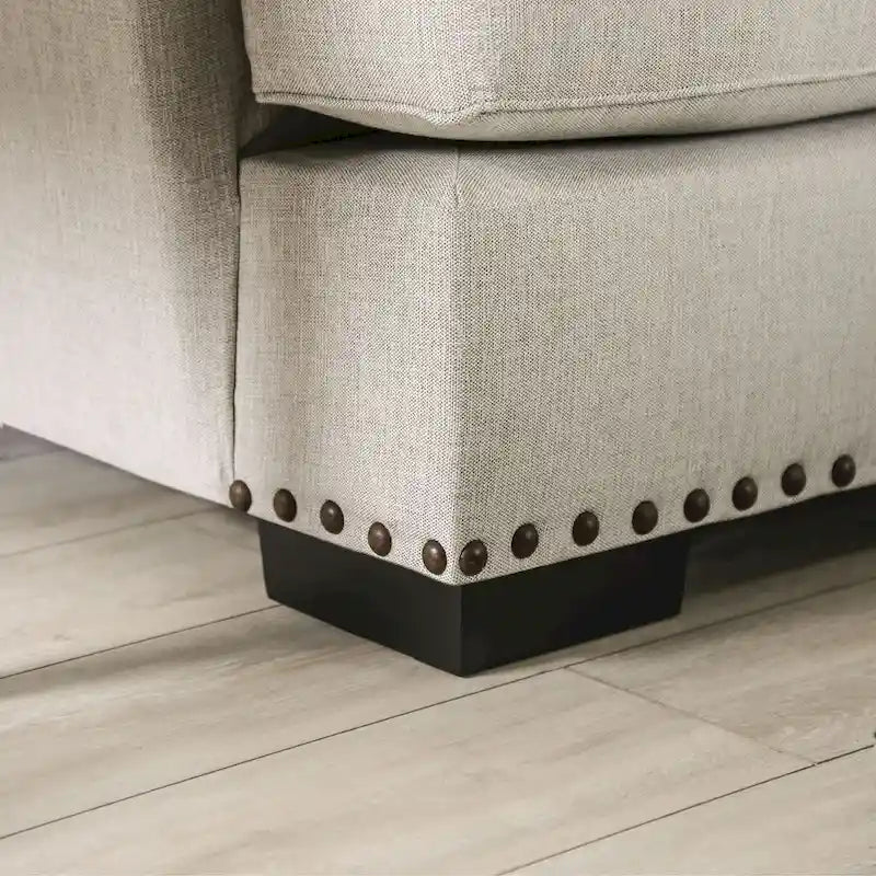 Canapé 3 places en tissu gris clair avec clous décoratifs et coussins décoratifs, style transitionnel
