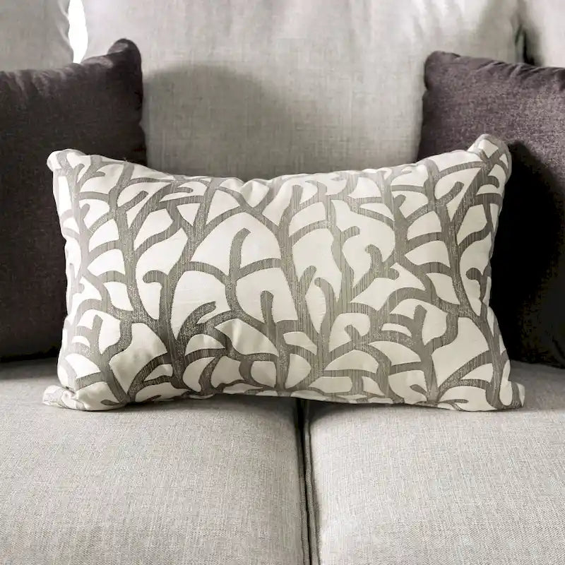 Canapé 3 places en tissu gris clair avec clous décoratifs et coussins décoratifs, style transitionnel