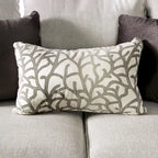 Canapé 3 places en tissu gris clair avec clous décoratifs et coussins décoratifs, style transitionnel
