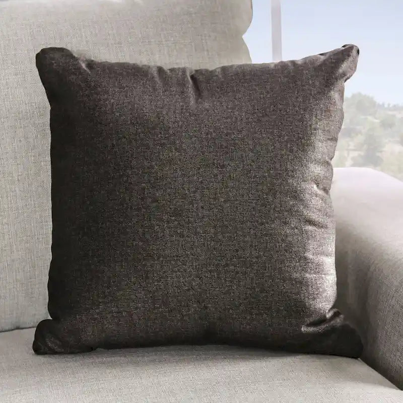 Canapé 3 places en tissu gris clair avec clous décoratifs et coussins décoratifs, style transitionnel