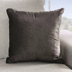 Canapé 3 places en tissu gris clair avec clous décoratifs et coussins décoratifs, style transitionnel