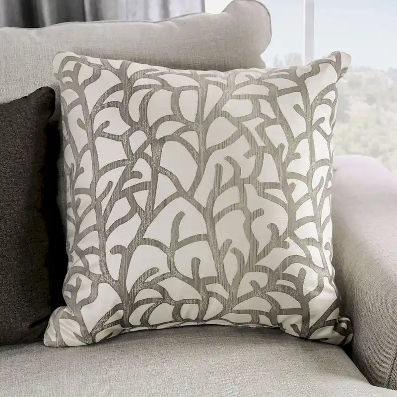Canapé 3 places en tissu gris clair avec clous décoratifs et coussins décoratifs, style transitionnel
