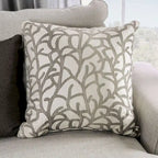 Canapé 3 places en tissu gris clair avec clous décoratifs et coussins décoratifs, style transitionnel