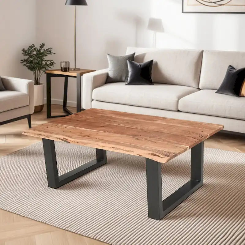 Table basse rectangulaire en acacia à bords bruts marron et noir avec piétement luge en métal