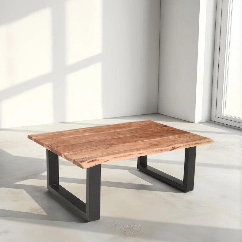 Table basse rectangulaire en acacia à bords bruts marron et noir avec piétement luge en métal