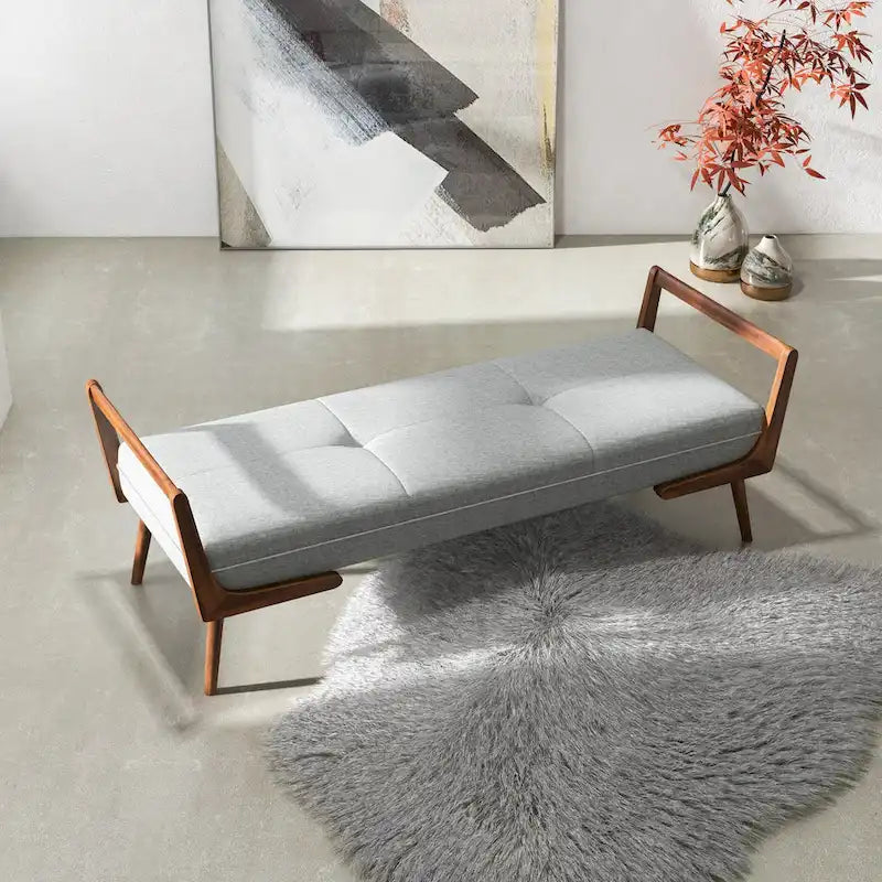 Banc rembourré en tissu gris, pieds en noyer, 2 places