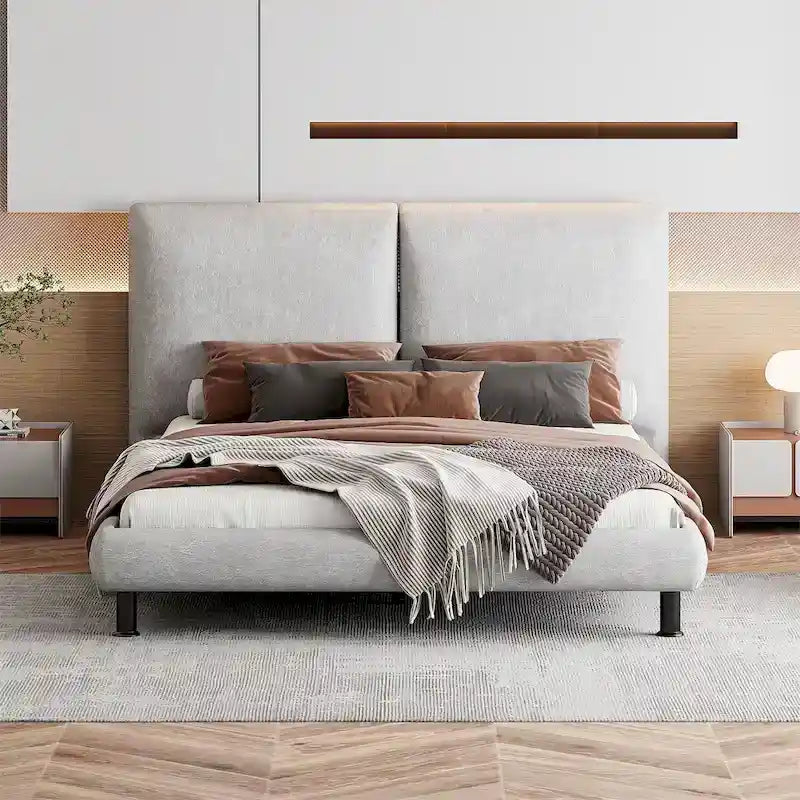 Lit plateforme capitonné beige/gris avec deux têtes de lit, pour 2 personnes