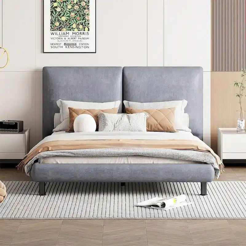 Lit plateforme capitonné beige/gris avec deux têtes de lit, pour 2 personnes